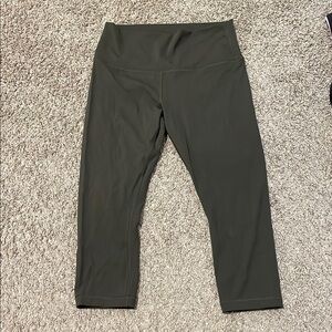 Lululemon rarely worn 3/4 length yoga pants